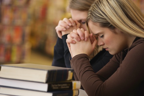 Student-praying2